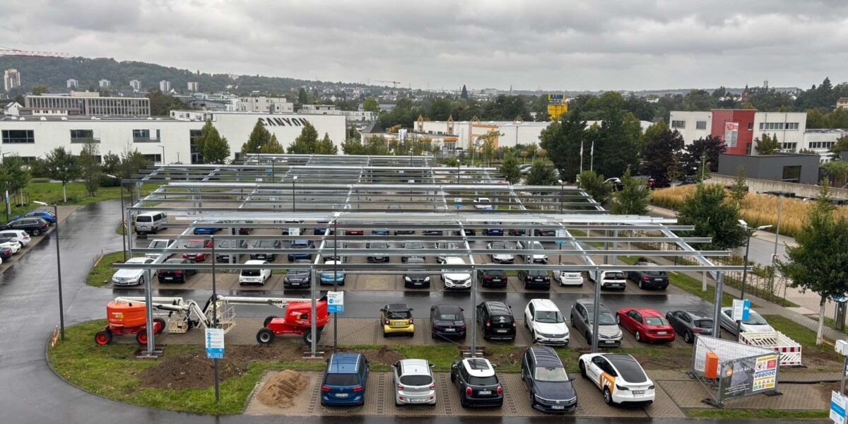 Baustand mit Stahlkonstruktion für die Solarüberdachung für das Moselbad Koblenz. Foto: Wi Solar Bau