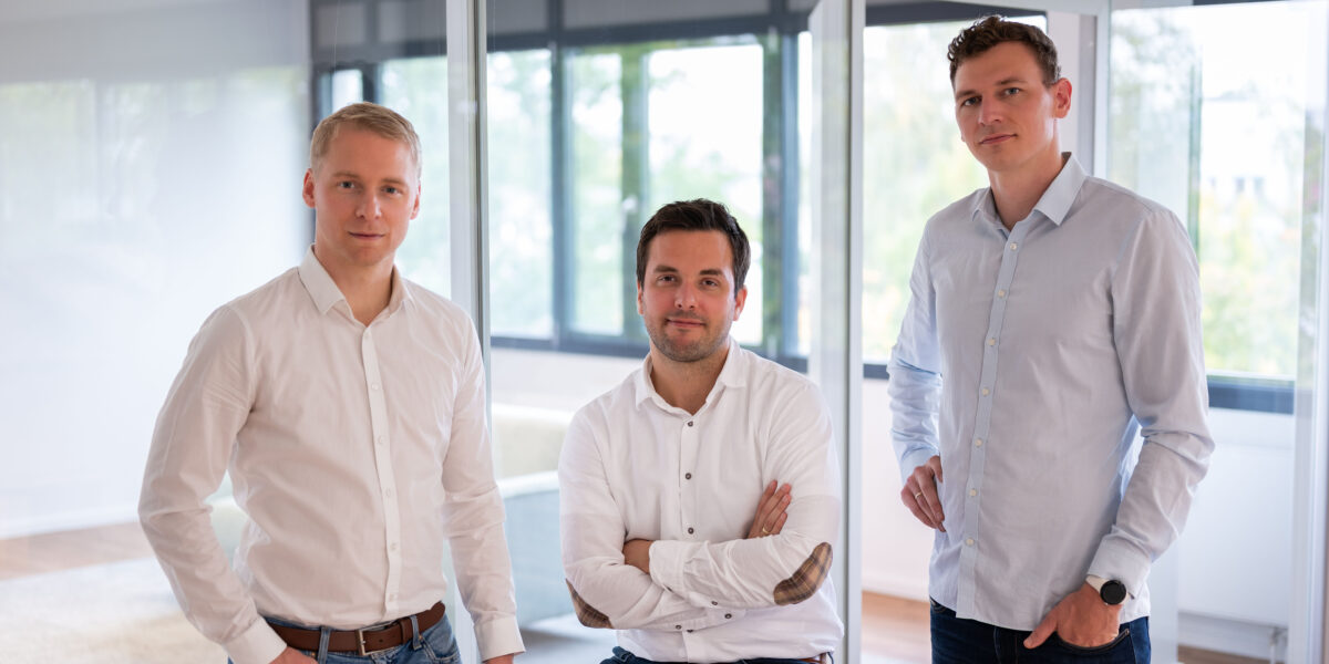 Von der ETA-Fabrik in Darmstadt in die Welt: Die Gründer Björn König (v.li.n.re.), Niklas Panten, Thomas Weber von Etalytics bekommen weitere Investorengelder. Ziel ist nun die internationale Expansion. Foto: © etalytics
