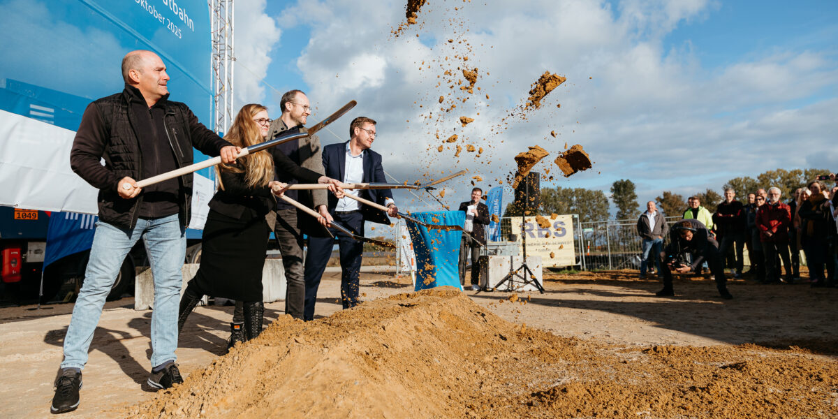 Spatenstich für das H2-Werk Wensickendorf. Enrico Wießner (Baudezernent Oranienburg), Dr. Anne Bendzulla (Vorstandsmitglied ENERTRAG SE), David Schenker (Projektleiter ENERTRAG SE), Alexander Gehling (NOW GmbH)