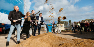 Spatenstich für das H2-Werk Wensickendorf. Enrico Wießner (Baudezernent Oranienburg), Dr. Anne Bendzulla (Vorstandsmitglied ENERTRAG SE), David Schenker (Projektleiter ENERTRAG SE), Alexander Gehling (NOW GmbH)