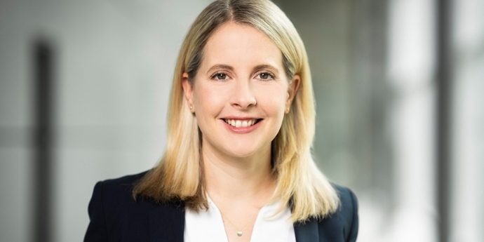 „In den kommenden Jahren werden viele Milliarden Euro staatliches Geld fließen für viele Quadratmeter Wohnfläche und für viele Kilometer Straße und Schiene.“ Verena Hubertz, Bundesministerin für Wohnen, Stadtentwicklung und Bauwesen. Foto: Bundesregierung/Steffen Kugler