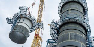 Schweres Heben eines Stapelmoduls für den großen Schornstein