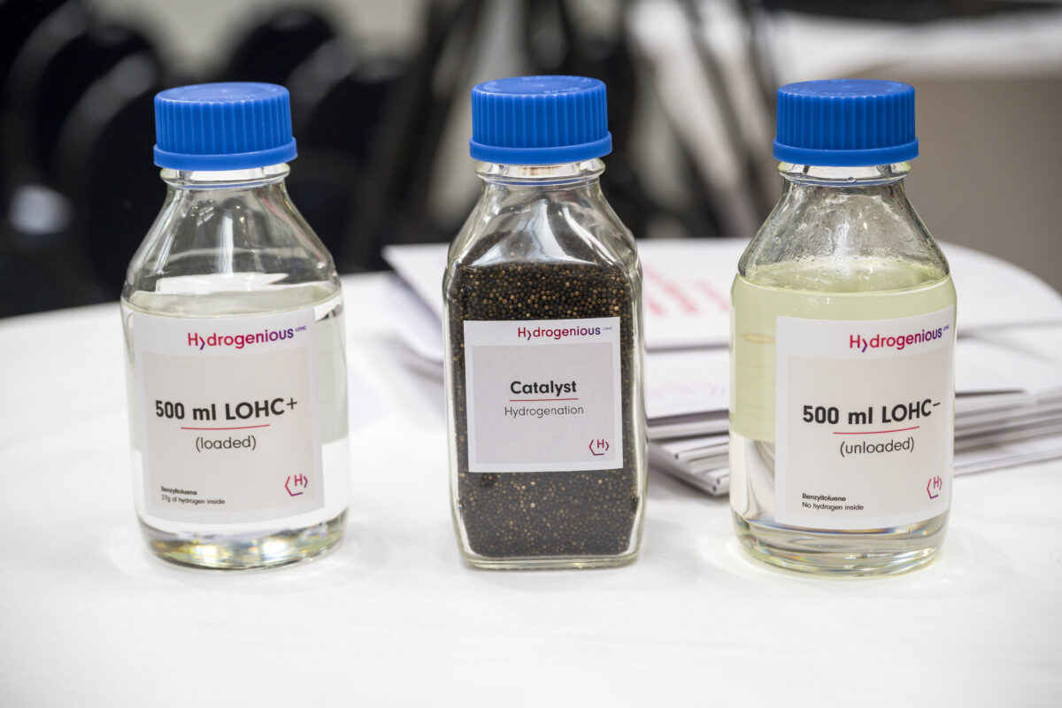 Drei Flaschen mit LOHC-Proben. Foto: picture alliance/dpa | Daniel Vogl