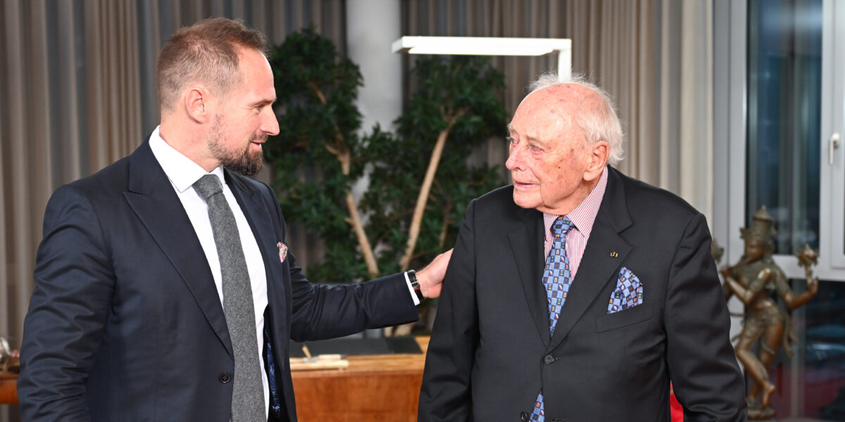 Benjamin Würth (l) steht mit einem Großvater Reinhold Würth (r), Gründer des Würth Konzerns, im Büro von Reinhold Würth.
Foto:picture alliance/dpa/Bernd Weißbrod
