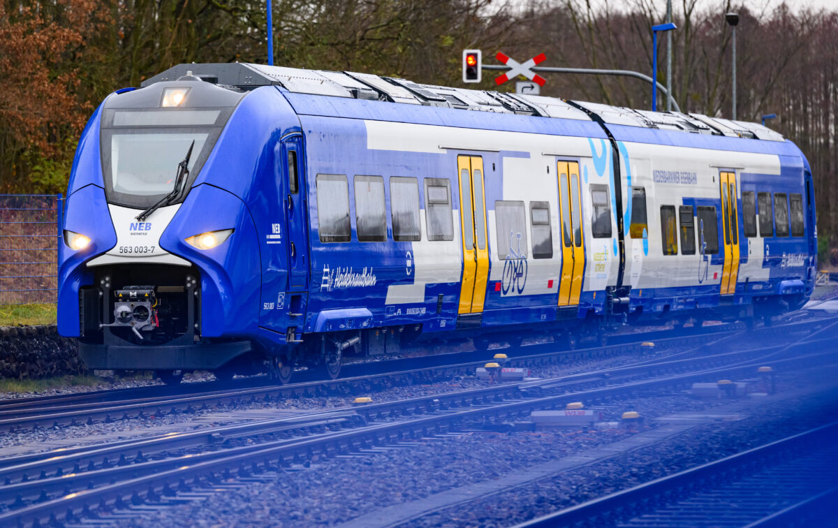 Ein Zug mit Wasserstoffantrieb der Niederbarnimer Eisenbahn (NEB) ist auf der Linie der Heidekrautbahn am Bahnhof in Basdorf angekommen. Zum Fahrplanwechsel am 15. Dezember sind in Brandenburg erstmals auch Züge mit Wasserstoffantrieb im Einsatz. Sie fahren unter anderen auf der sogenannten Heidekrautbahn zwischen Berlin und Groß Schönebeck beziehungsweise Schmachtenhagen. Sowohl auf der Heidekrautbahn als auch im Netz Ostbrandenburg sind viele Strecken noch nicht elektrifiziert.
