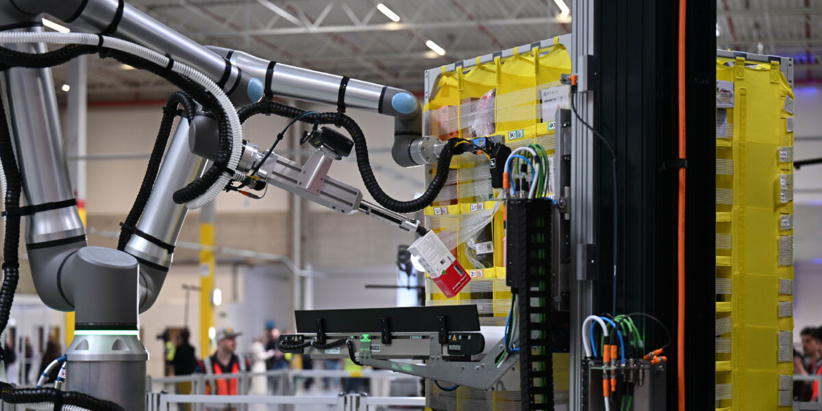 Amazon automatisiert seine Logistik zu 75 Prozent. Cobots ersetzen Menschen – ein Echtzeit-Experiment, das die Grenzen von Technik und Arbeit zeigt.

Foto: Picture alliance/dpa/Wolf von Dewitz
