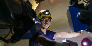 Trotz Krise bleibt Ingenieurmangel in Deutschland akut – offene Stellen, steigende Arbeitslosigkeit und fehlender Nachwuchs gefährden Zukunft Foto: picture alliance / Westend61 | Pau Cardellach Lliso