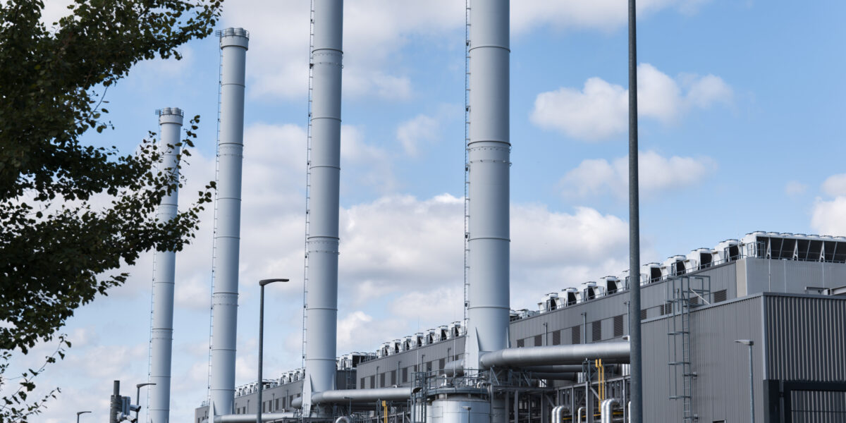 Seit Beginn des russischen Angriffskriegs auf die Ukraine im Februar 2022 hat das Meldeaufkommen zu Drohnensichtungen mit Bezug zur Bundeswehr deutlich zugenommen und sich verstetigt. Nach Drohnensichtungen prüfen die Behörden den Verdacht, wonach Drohnen kritische Infrastruktur wie hier das Küstenkraftwerk der Stadtwerke in Schleswig-Holstein ausspioniert haben. Foto: picture alliance/dpa | Marcus Golejewski