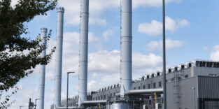 Seit Beginn des russischen Angriffskriegs auf die Ukraine im Februar 2022 hat das Meldeaufkommen zu Drohnensichtungen mit Bezug zur Bundeswehr deutlich zugenommen und sich verstetigt. Nach Drohnensichtungen prüfen die Behörden den Verdacht, wonach Drohnen kritische Infrastruktur wie hier das Küstenkraftwerk der Stadtwerke in Schleswig-Holstein ausspioniert haben. Foto: picture alliance/dpa | Marcus Golejewski