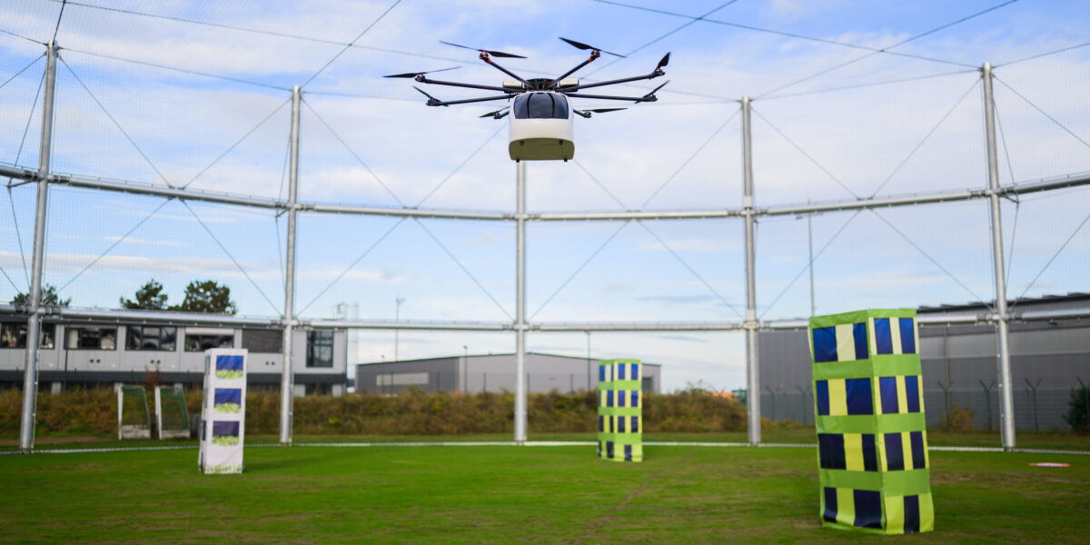 Eine Drohne fliegt im neuen Drohnenkäfig auf dem Gelände des DLR Deutsches Zentrum für Luft- und Raumfahrt bei der Eröffnung des Drohnentestfelds Flybots