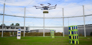 Eine Drohne fliegt im neuen Drohnenkäfig auf dem Gelände des DLR Deutsches Zentrum für Luft- und Raumfahrt bei der Eröffnung des Drohnentestfelds Flybots