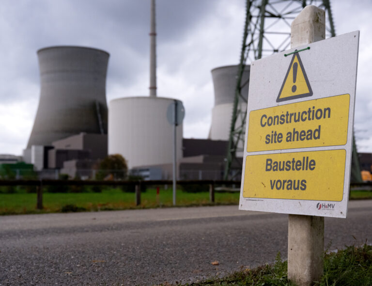 Die beiden Kühltürme des 2021 stillgelegten Atomkraftwerks wurden am 25. 10. gesprengt. Foto: picture alliance/dpa | Sven Hoppe