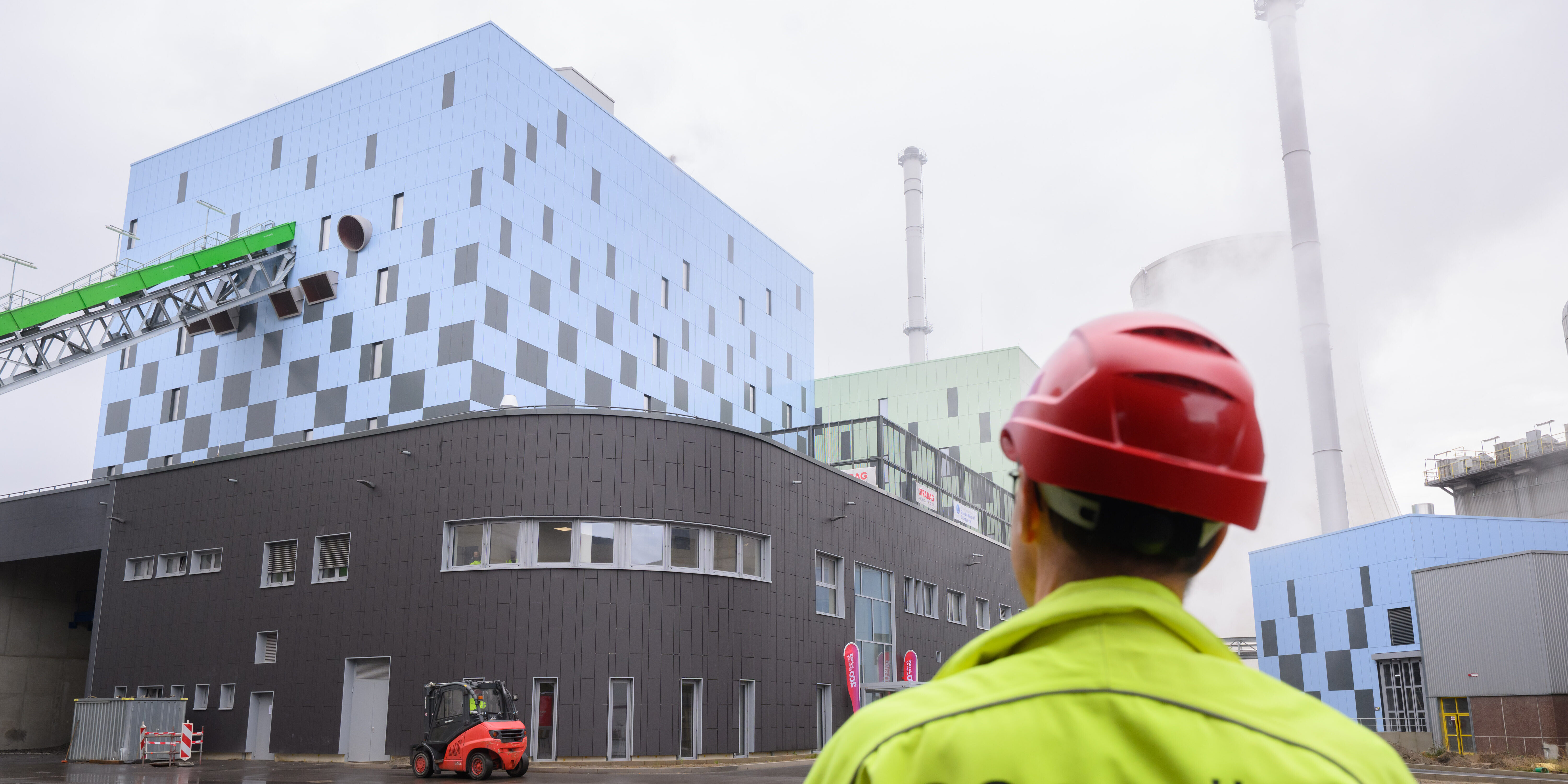 Erstmals in Deutschland: Hannover startet Altholz-Kraftwerk mit Wärmepumpe