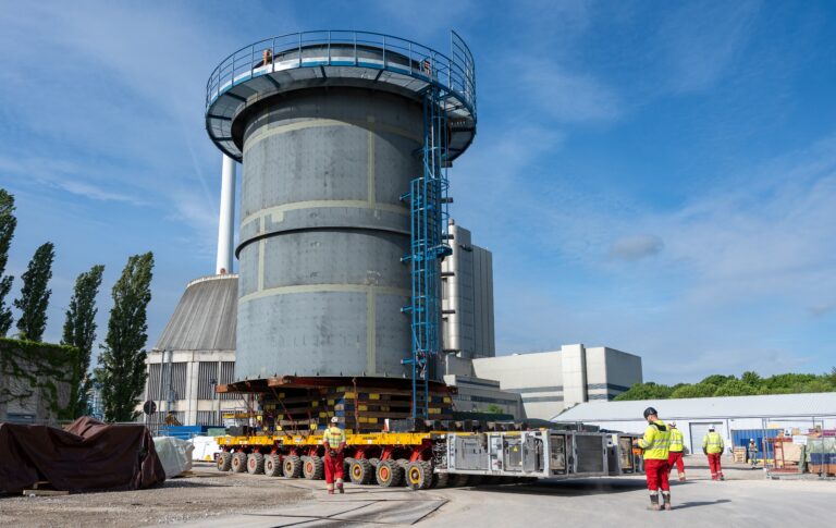 Ein Stapelmodul des Kraftwerks Altbach auf dem Weg zur Baustelle