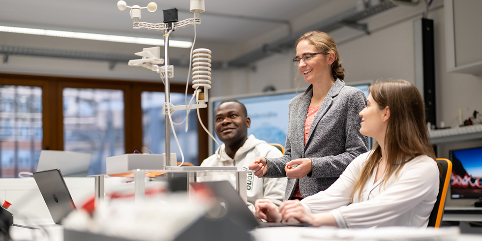 Die Arbeit mit Studierenden ist für Prof. Dr. Simone Arnold ein inspirierender Teil ihres Berufs. Foto: FH Dortmund, Mike Henning