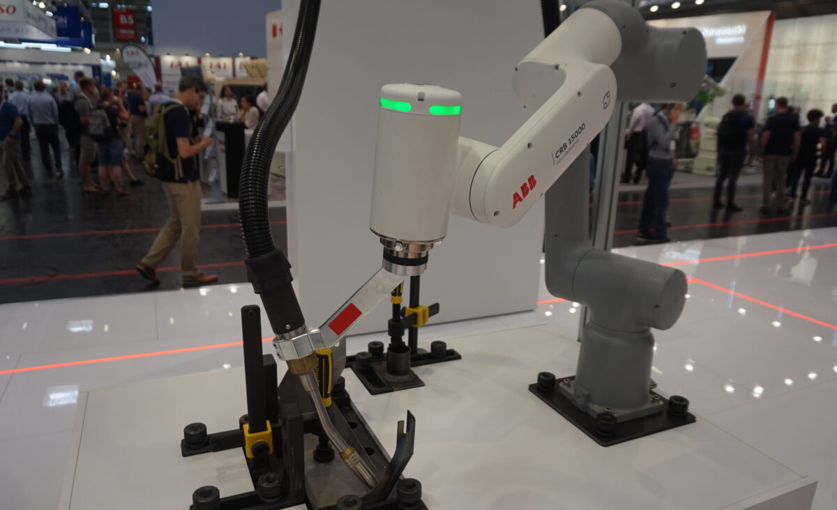 ABB Robotics gehört künftig Softbank: Der Roboterbereich von ABB hat in den vergangenen Jahren stark in den Einsatz von KI und in kollaborierende Roboter investiert. Foto: M. Ciupek