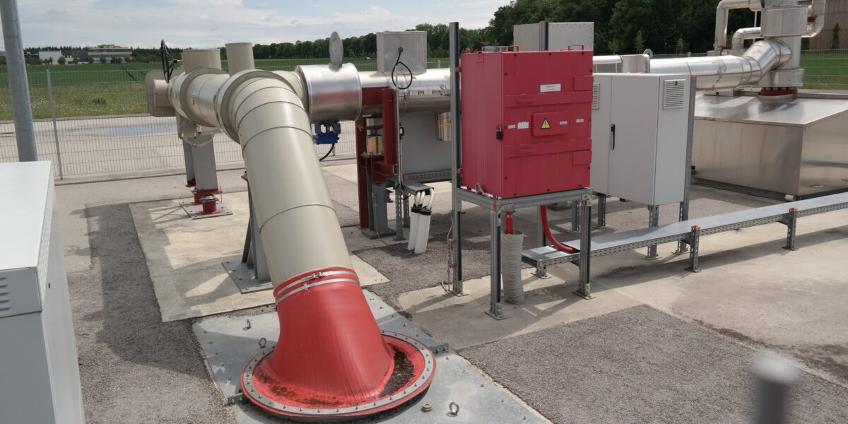 Am Michaelibad im Ortsteil Neuperlach bauen die Münchener Stadtwerke zurzeit die größte Geo­thermieanlage auf dem europäischen Festland. In Tiefen von 2.000 bis über 3.000 Metern unter der Stadt München befindet sich ein riesiger Vorrat heißen Thermalwassers mit Temperaturen von 80 °C bis über 100 °C. Insgesamt dauern Planung und Bau allerdings zwölf Jahre. 2033 soll die Geother­mieanlage dann Fernwärme für rund 75.000 Menschen liefern. Im Bild die bereits bestehende Anlage ­Freiham. Die Geologen unterscheiden zwischen hydrothermal und petrothermal. Hydrothermal: Das heiße Tiefenwasser hat bereits die gewünschte Temperatur wie in München und kann direkt als Fernwärme eingesetzt werden. Petrothermal: Injiziertes Wasser wird am heißen Gestein erhitzt. Foto: Stadtwerke München