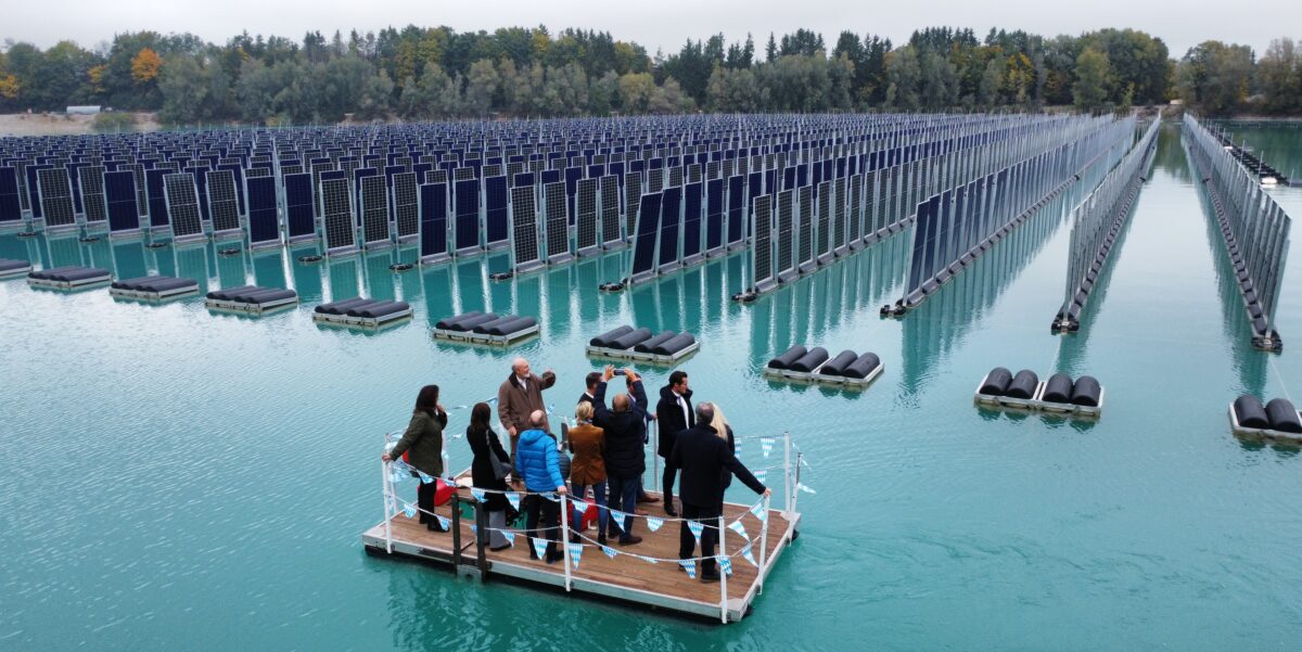 Geschäftsführer Dr. Philipp Sinn mit Ministerpräsident Marcus Söder und anderen Gästen auf einem Boot vor der Floating PV-Anlage nahe München. Foto: SINN Power GmbH