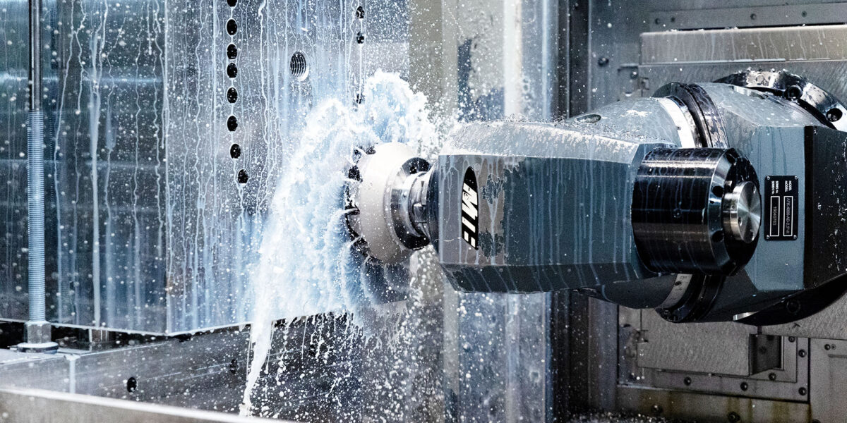 Bearbeitungssituation: Ein attraktives Arbeitsumfeld auch für die „Generation Z“ bietet der Fertigungsdienstleister Nagy dank seiner umfassenden Digitalisierungsstrategie. Foto: Coscom