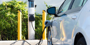 Elektroauto an Ladestation