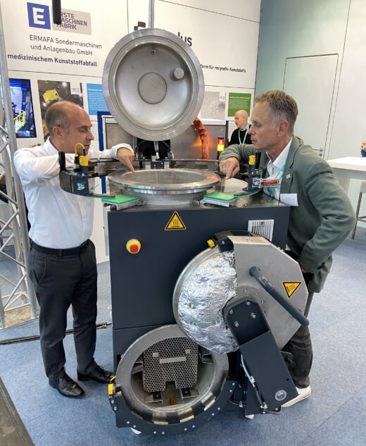 (v.l. Andreas Faber, Ulf Jacob) Das MACS-System sterilisiert und recycelt kontaminiertes Plastik - mithilfe von Vakuum und heißem Wasserdampf. Foto: Tim Stockhausen