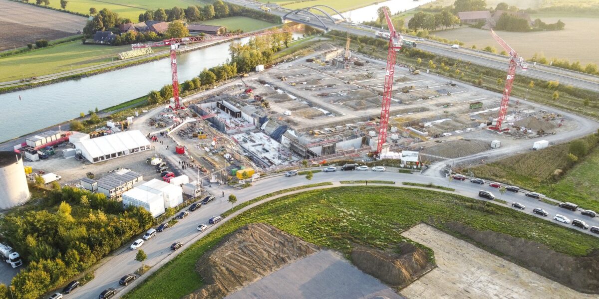 In dem künftigen Forschungsgebäude werden ökonomische und ökologisch nachhaltige Fertigungsverfahren für aktuelle sowie künftige Zelltechnologien an Produktionslinien bis in den Gigawatt-Maßstab erforscht und weiterentwickelt. Foto: Fraunhofer FFB