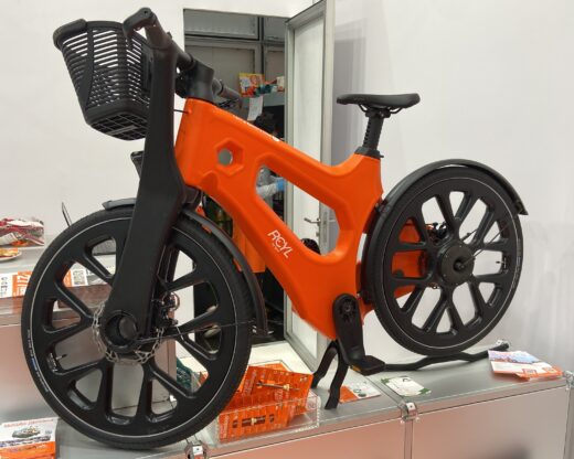 Beim RCYL-Projekt von Igus wird das Fahrrad aus recycelten Fischernetzen hergestellt. Foto: Tim Stockhausen