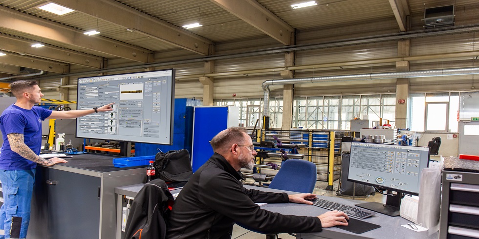 Insgesamt sorgen 70 COSCOM InfoPOINT Terminals dafür, dass alle erforderlichen Informationen zu den Arbeitsgängen wie Werkzeuge, Zeichnungen, Programme, Hinweise oder Skizzen direkt an den Bearbeitungszentren im Zugriff sind. Sogar die Visualisierung von DIN-A0-Zeichnungen ist möglich. Foto: COSCOM Computer GmbH