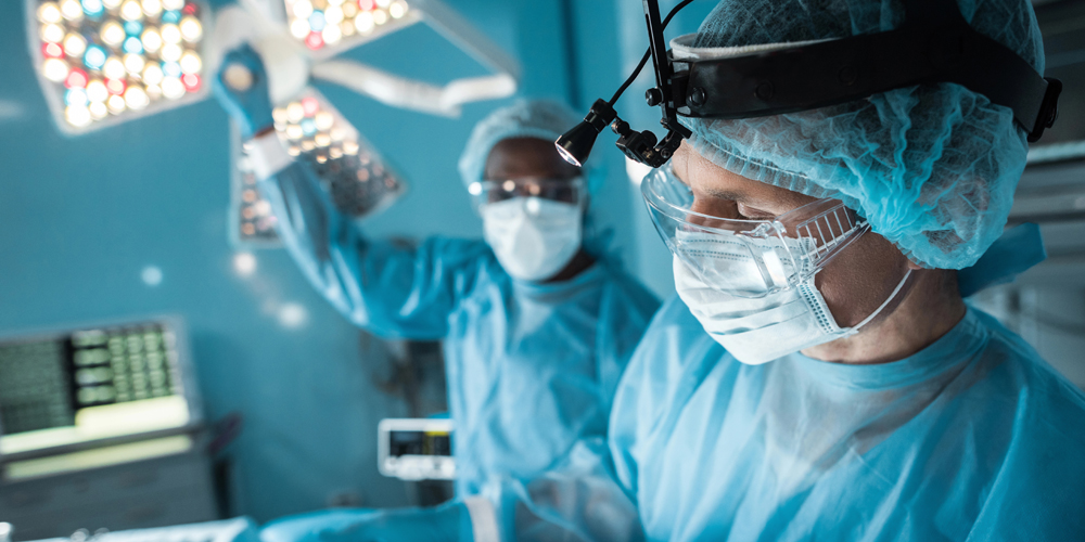 Zwei Chirurgen in einem OP.