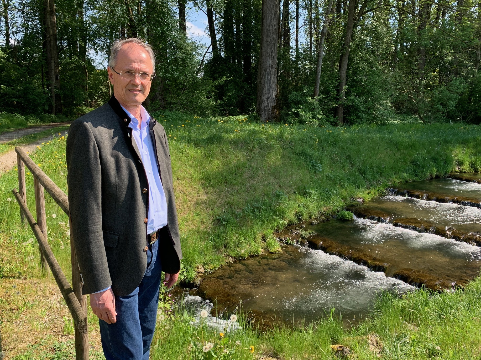 Fritz Schweiger, Mitinhaber des E-Werks Schweiger im bayerischen Schwaig. Es betreibt fünf Kleinwasserkraftwerke, die mit Francis- bzw. Kaplan-Turbinen zusammen rund 5 Mio. kWh pro Jahr erzeugen und mehr als 1500 Haushalte versorgen. Foto: E-Werk Schweiger