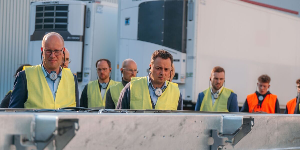 Bei einer exklusiven Werksführung bekamen die Besucherinnen und Besucher Einblicke in die Produktion bei Schmitz Cargobull und in die entwickelten Lösungen aus dem Projekt Datenfabrik.NRW. Foto: it’s OWL 