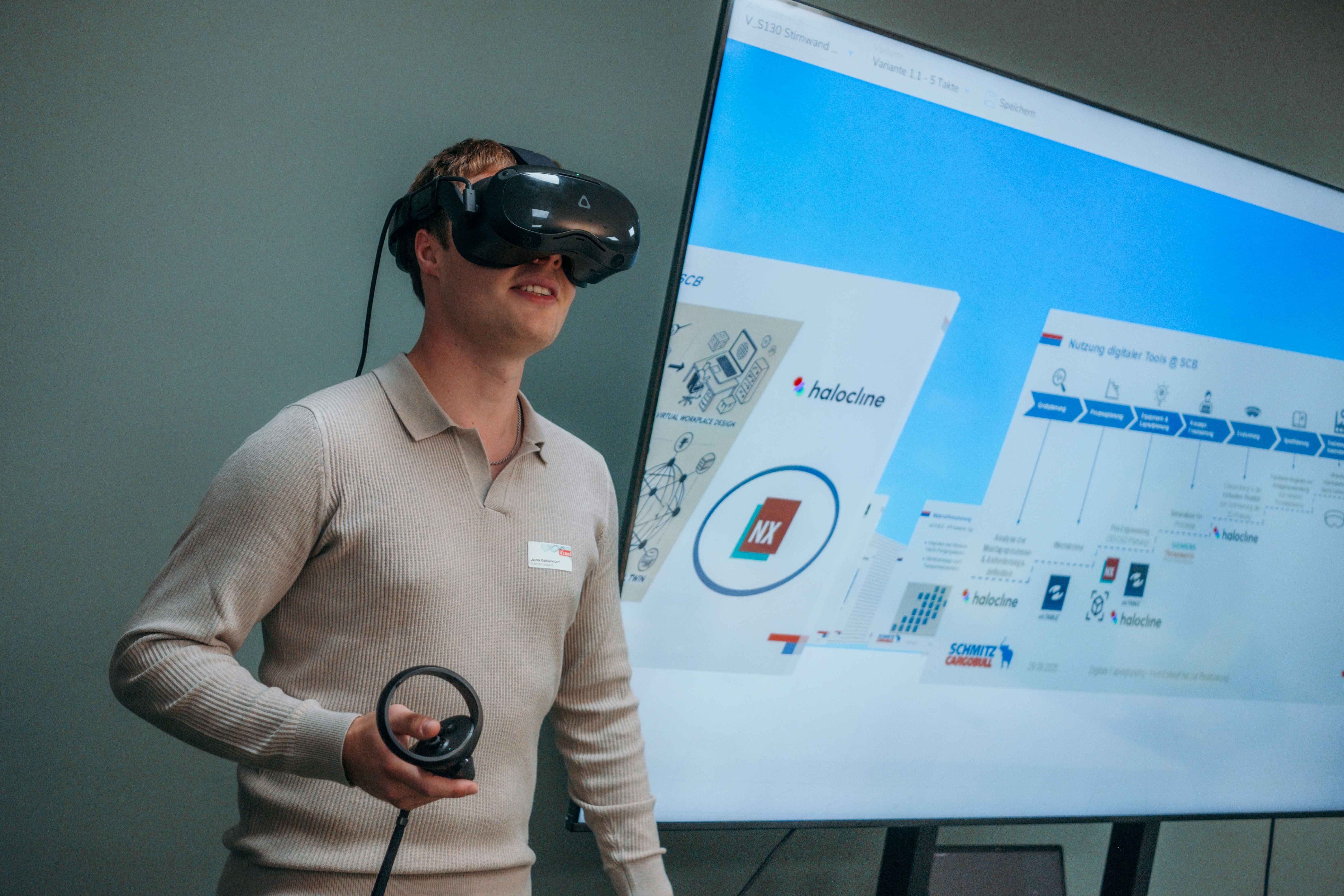 Jona Ostendorf, Industrial Engineer Schmitz Cargobull AG, präsentiert die im it’s OWL Projekt Datenfabrik.NRW entwickelte digitale Fabrikplanung. Foto: it’s OWL Jona Ostendorf, Industrial Engineer Schmitz Cargobull AG, präsentiert die im it’s OWL Projekt Datenfabrik.NRW entwickelte digitale Fabrikplanung. Foto: it’s OWL