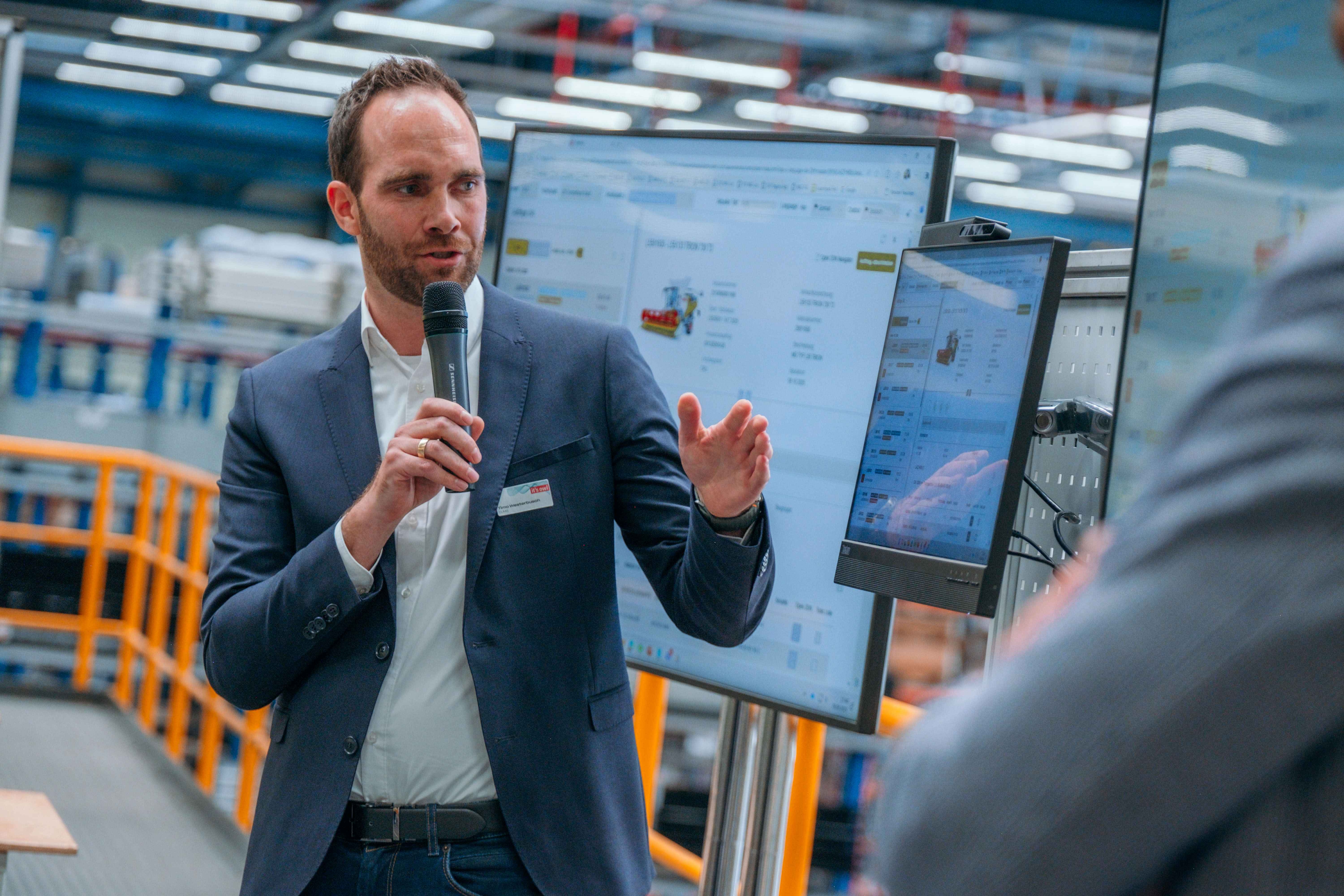 Timo Westerbusch, Projektleiter Data-Driven-Manufacturing bei Claas, stellt das im Projekt entwickelte Werkerassistenzsystem vor. Foto: it’s OWL Timo Westerbusch, Projektleiter Data-Driven-Manufacturing bei Claas, stellt das im Projekt entwickelte Werkerassistenzsystem vor. Foto: it’s OWL