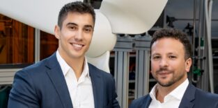 Raúl Comesaña M., Geschäftsführer der BBF Gruppe und Marcello Ambrosio, Leiter Simulation und Auslegung im Forschungsbereich Polymermaterialien und Composite des Fraunhofer IAP