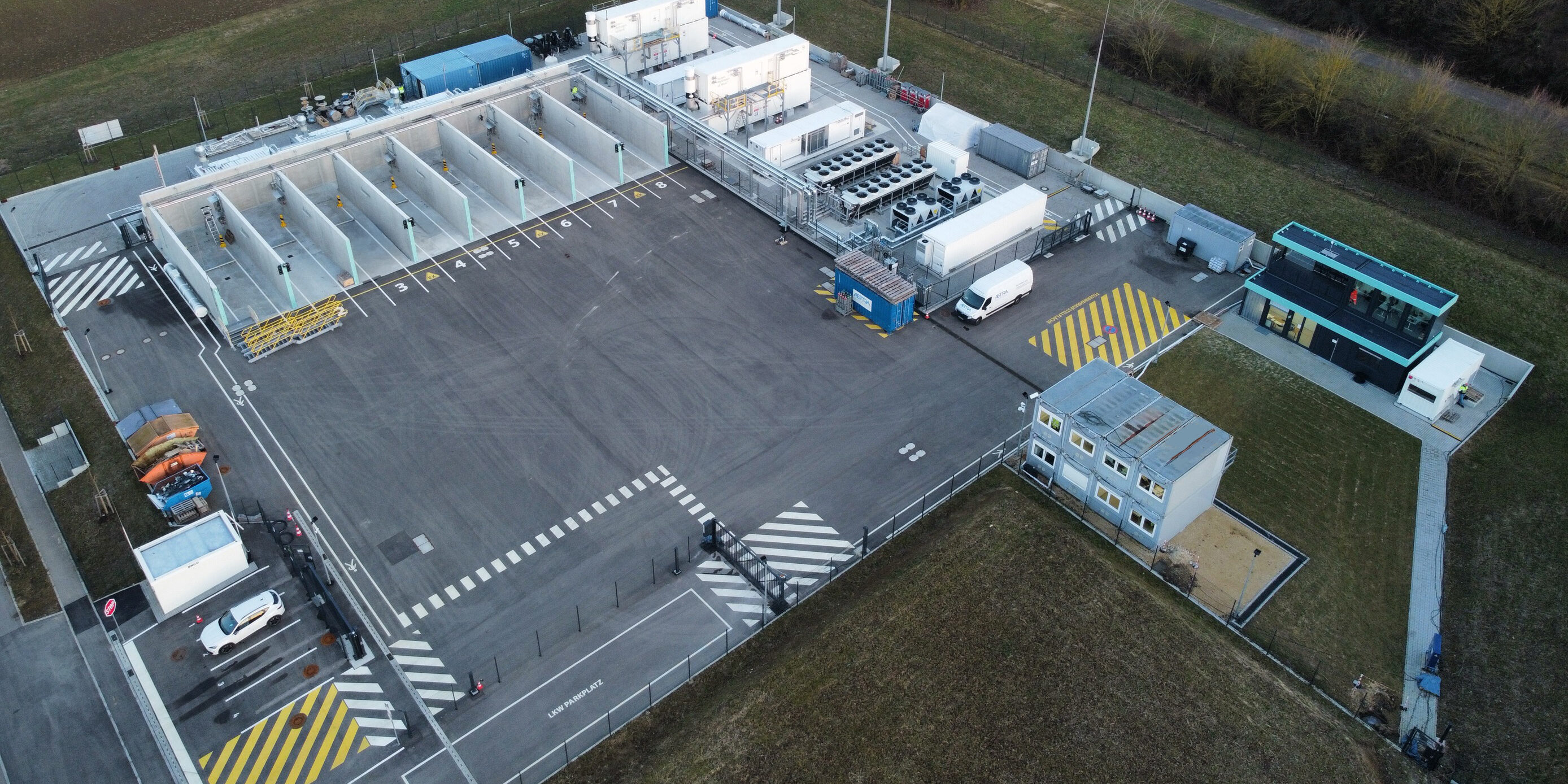 Neuer Elektrolyseur liefert grünen Wasserstoff für 100 Lkw pro Tag