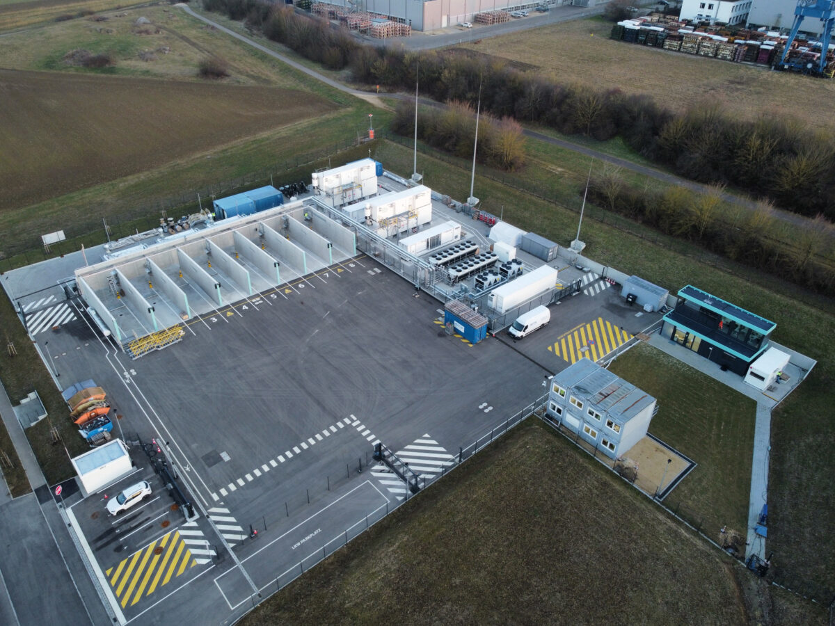 Der 10-MW-Elektrolyseur von Lhyfe in Schwäbisch Gmünd wurde Ende Oktober 2024 offiziell eingeweiht. Die kommerzielle Produktion startet Mitte Dezember. Foto: Lhyfe