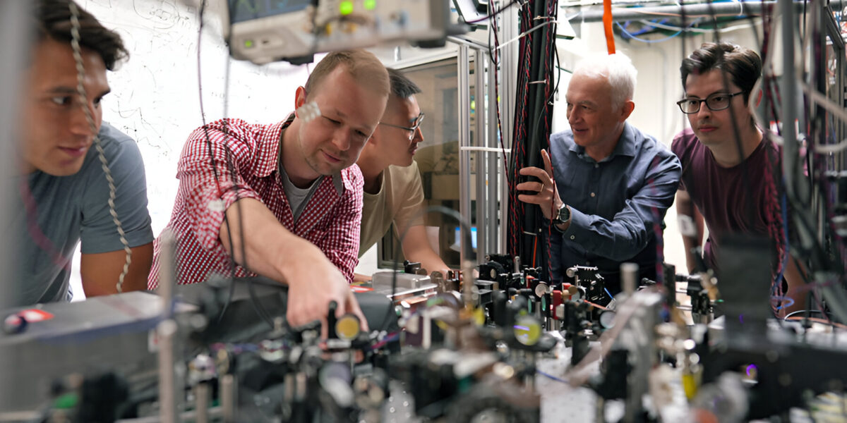 Vladan Vuletić mit Mitgliedern seiner Gruppe für experimentelle Atomphysik