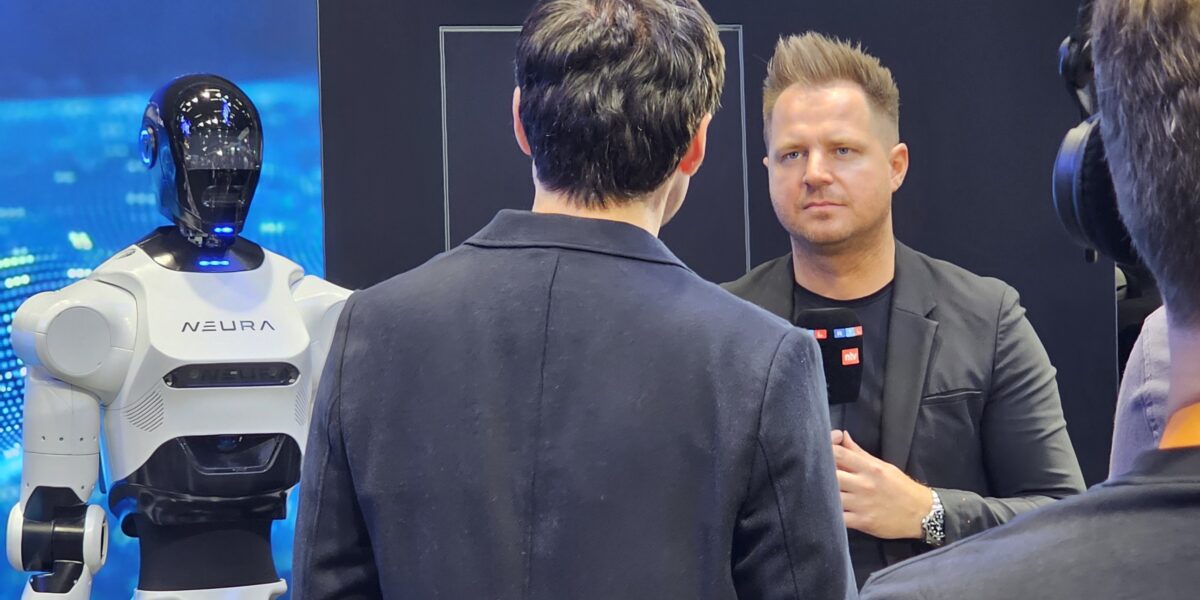 David Reger, CEO von Neura Robotics aus Metzingen treibt die Entwicklung kognitiver Roboter voran. Sein Unternehmen gehört zu den wenigen Herstellern humanoider Roboter, die in Europa sitzen. Foto: M. Ciupek
