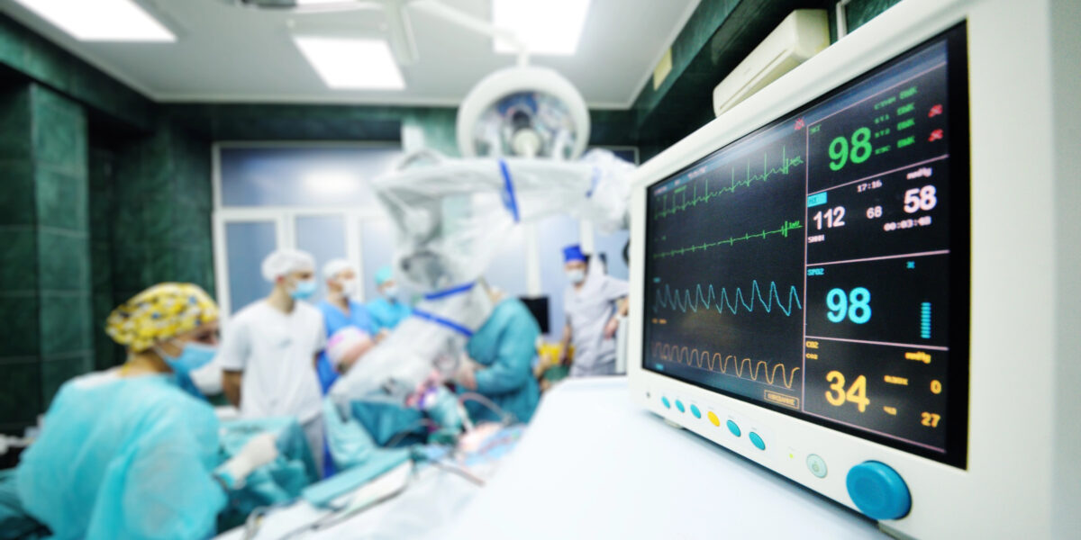 Das System ConCardiac AIR von SectorCon überwacht während Operationen den Kreislauf – und warnt dank KI, bevor Komplikationen entstehen.