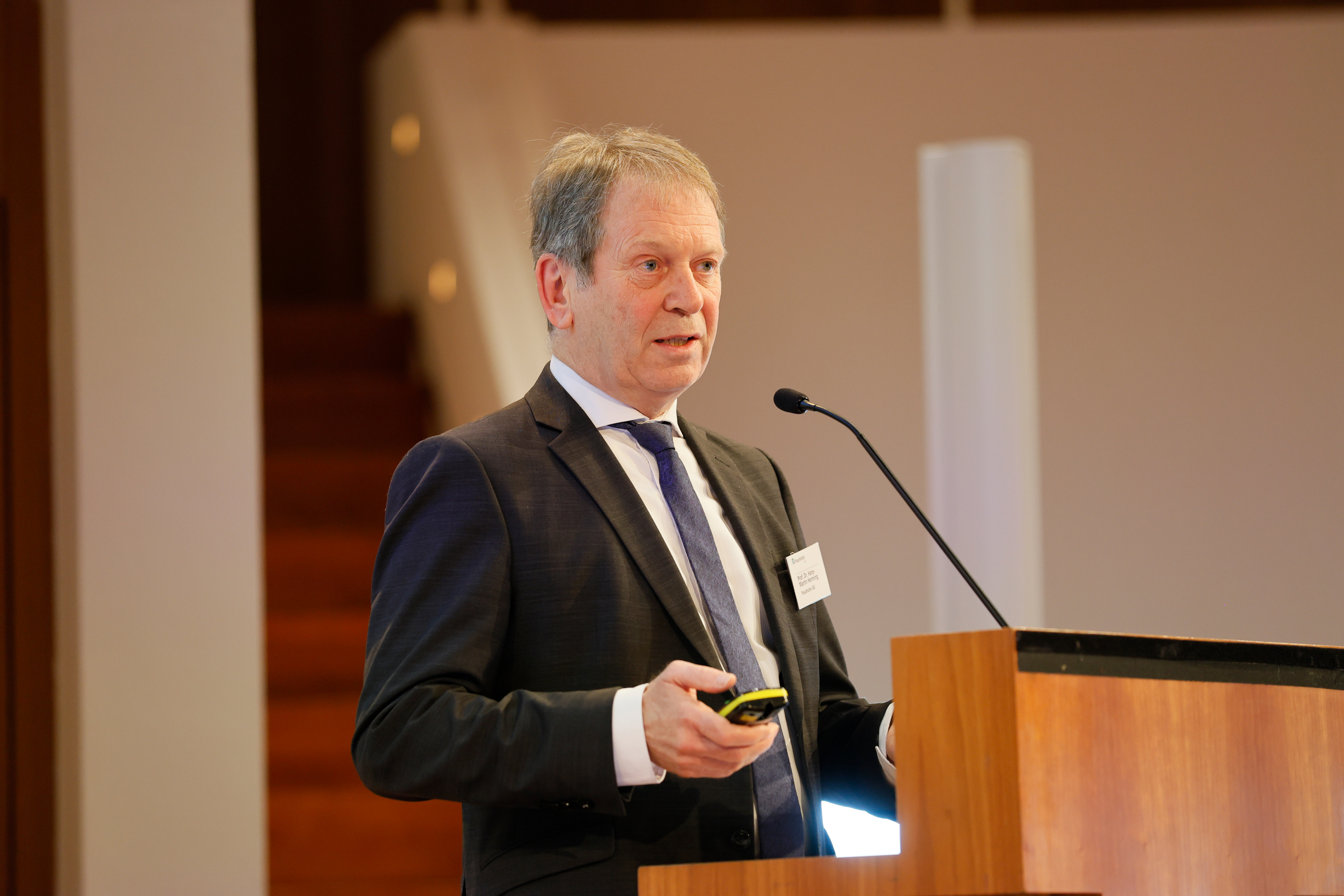 Mit einem wissenschaftlichen Symposium wurde Professor Hans-Martin Henning in den Ruhestand verabschiedet. Foto: Fraunhofer ISE / Michael Spiegelhalter