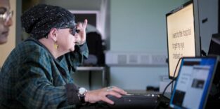 Eine blinde Patientin trainiert mit dem PRIMA-Implantat