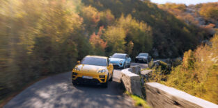 Drei Porsche Macan fahren durch Montenegro