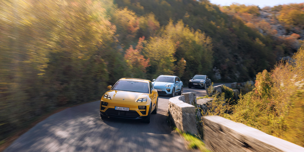 Drei Porsche Macan fahren durch Montenegro