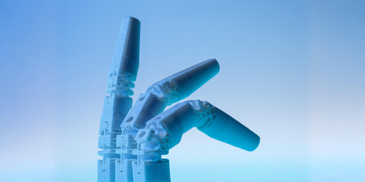 Die neue Fingerprothese mit zwei Gelenken, fixiert in drei unterschiedlichen Stellungen