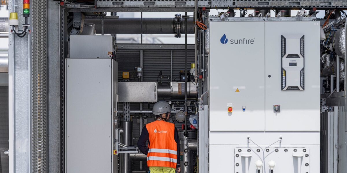 Das MultiPLHY-Projekt zur Demonstration der grünen Wasserstoffproduktion hat den nächsten Meilenstein erreicht: Der weltweit größte Hochtemperatur-Elektrolyseur (HTE) im Multi-Megawatt-Bereich in industrieller Umgebung wurde von den Projektpartnern erfolgreich in Betrieb genommen.