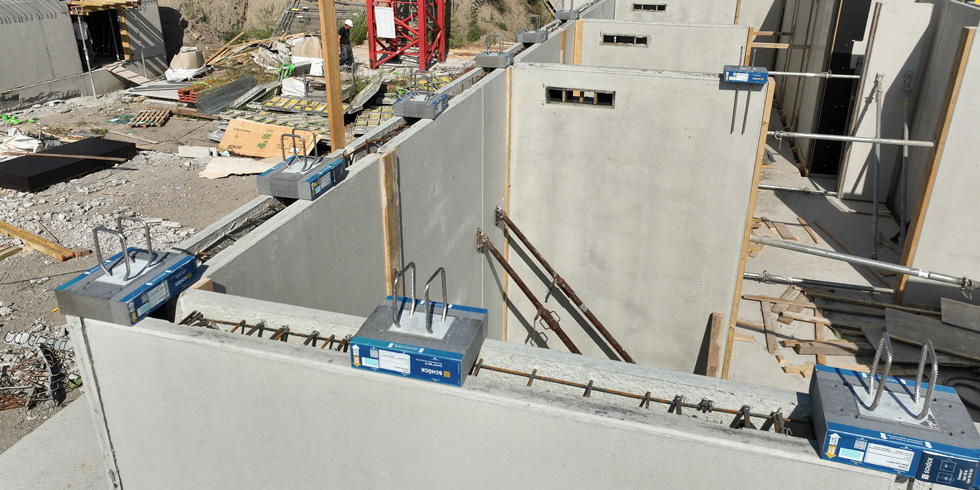 Schöck Sconnex Typ W wird auf die Wandschalen der Elementwände im Untergeschoss aufgesetzt.<br />Foto: Schöck Bauteile GmbH