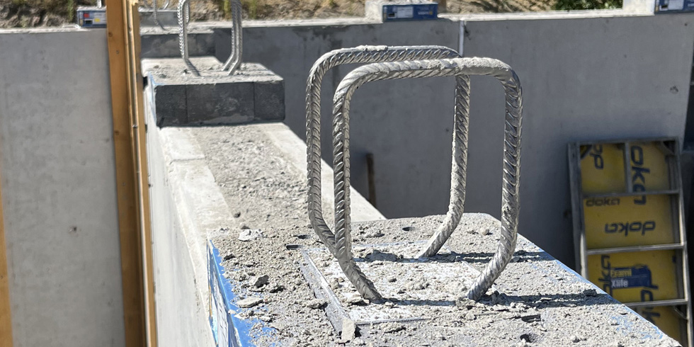 Schöck Sconnex Typ W wird beim Verfüllen der Wände mit Ortbeton mit einbetoniert. Foto: Schöck Bauteile GmbH