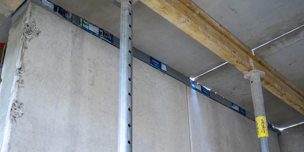 Zwischen den tragenden Wärmedämmelementen sorgt das nicht tragende Dämmteil Part Z für eine durchgehende Wärmedämmebene. Foto: Schöck Bauteile GmbH