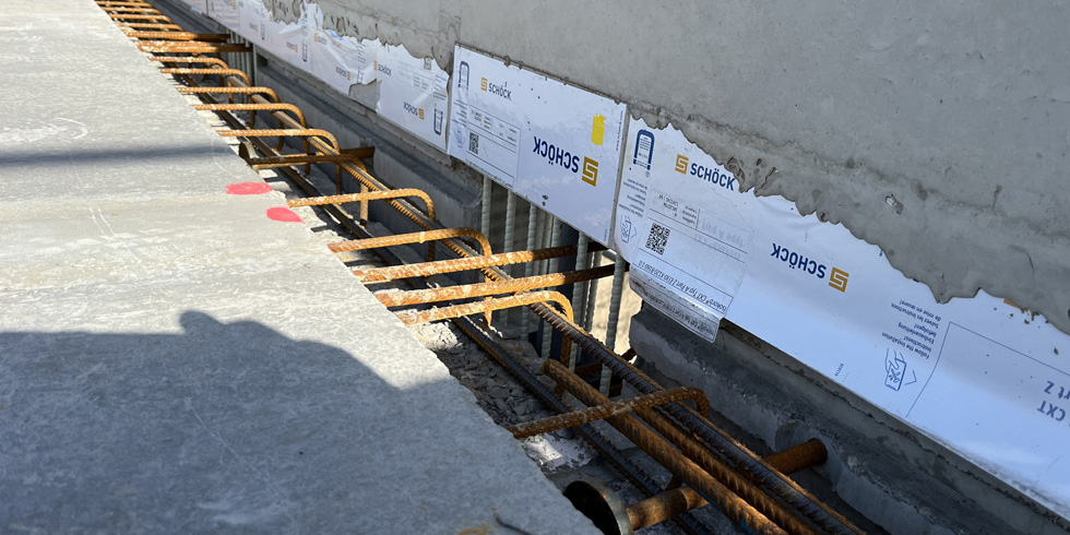 Das Brüstungselement wird in die Betoniergasse in die vorhandene Bewehrung der Vollfertigteildecke eingefügt. Foto: Schöck / A. Brendel