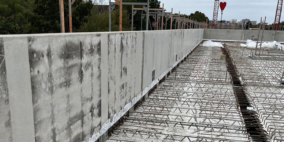 Beispiel für die Platzierung der Brüstungselemente auf Elementdecken, bevor der Beton aufgebracht wird. Foto: Schöck / A. Brendel